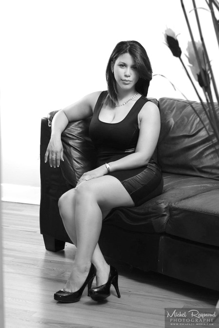 elaine sur un sofa