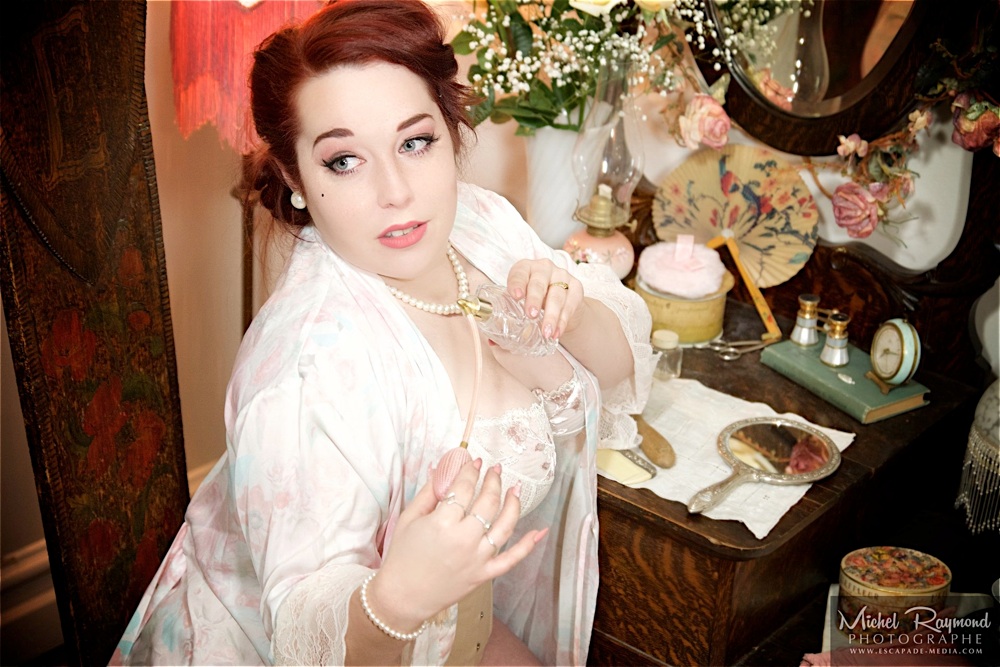 Studio-Antique-Crimson-Duchess-a-la-coiffeuse