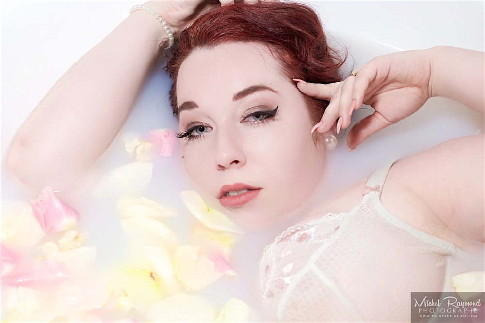 photo-femme-dans-le-bain-avec-fleurs