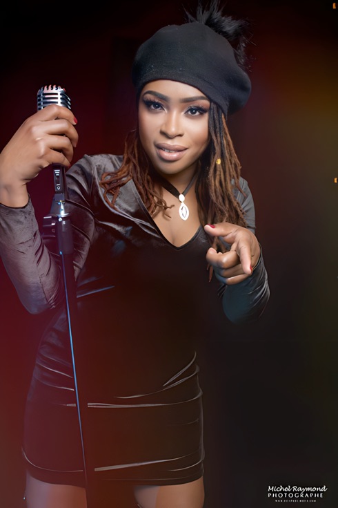 Missy-lova-chanteuse-photo-studio-12