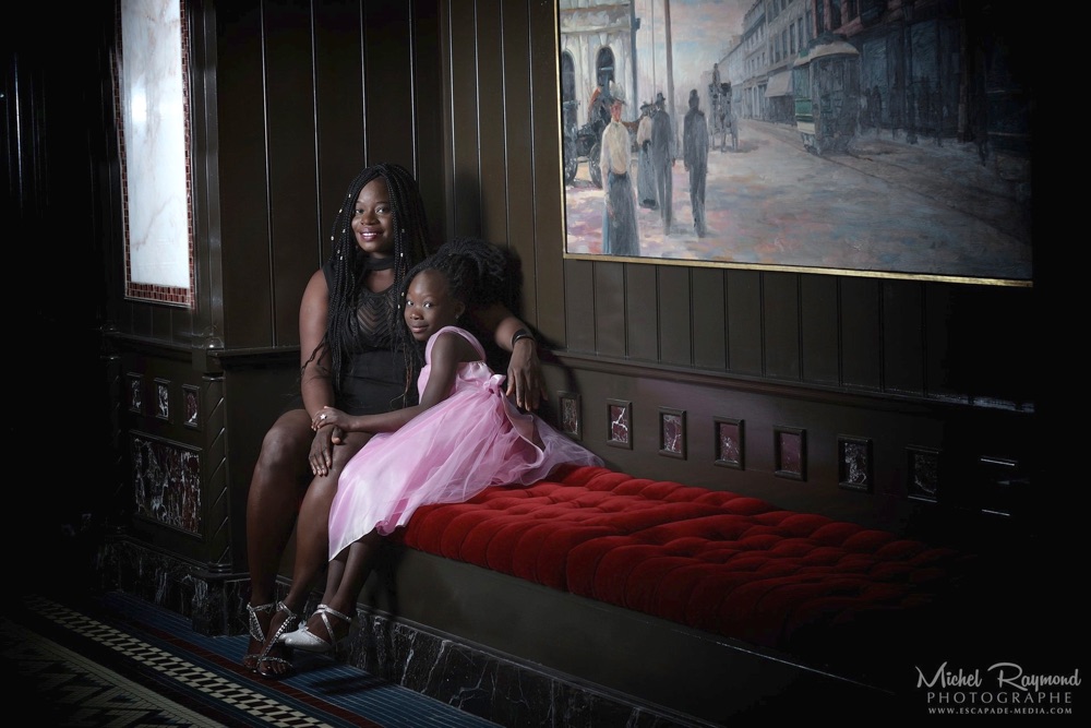 mere-et-enfant-sur-divan-rouge