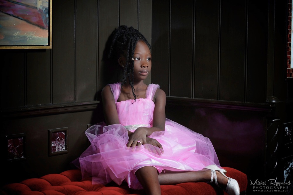enfant-noir-robe-rose