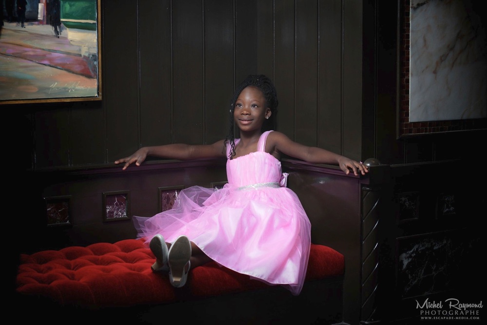 naika-assis-sur-divan-rouge